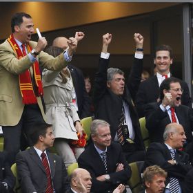 El Príncipe Felipe apoyando a la selección. Fuente: As.com El Principe Felipe celebra gol españa italia