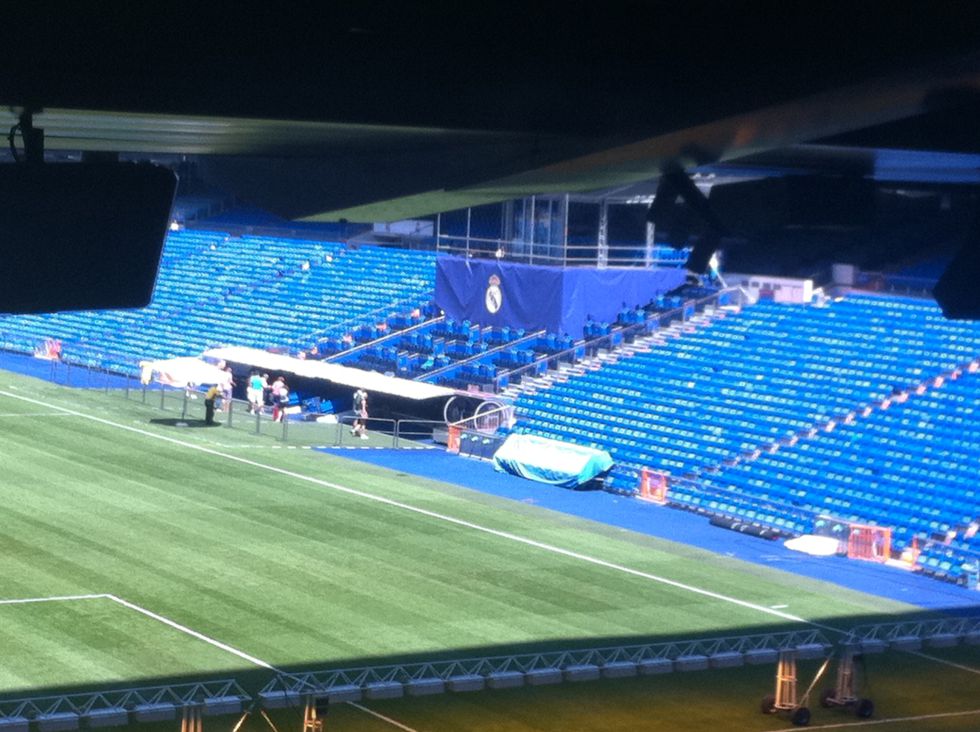 1377262219 233138 1377263876 noticia grande {Pictures} Real Madrid preparing stage for tomorrows presentation of Gareth Bale [AS] 