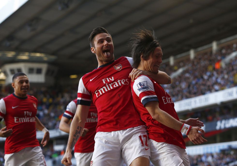 Rosicky empuja al Arsenal a la pelea por ganar la Premier