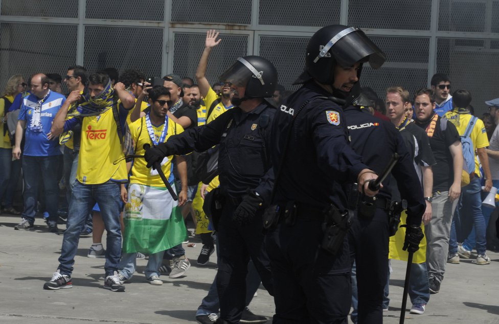 Incidentes en los aledaños del estadio Carlos Tartiere
