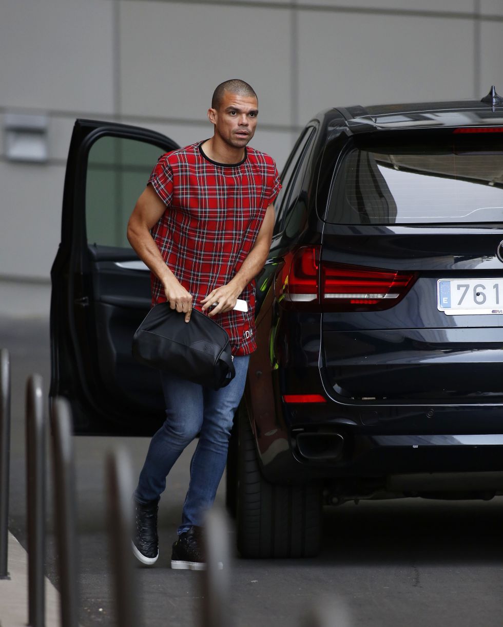 Preload enlarged photo