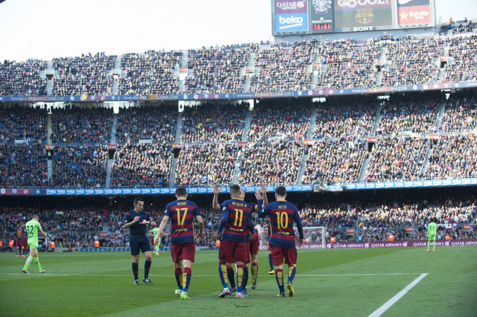 Los jugadores del Barcelona celebran el tercer gol, de Neymar.