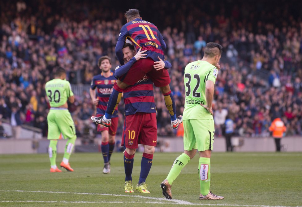 Messi marca el cuarto gol del Barcelona.
