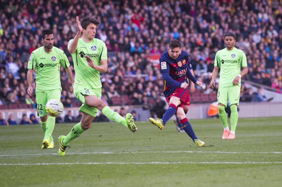 Messi marca el cuarto gol del Barcelona.