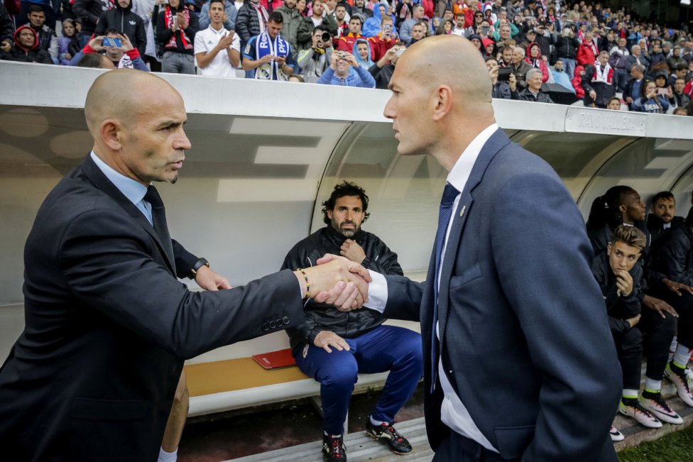 Zinedine Zidane saluda al entrenador del Rayo Vallecano Paco Jémez.