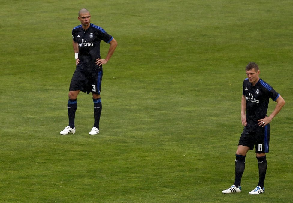 Pepe y Toni Kroos tras encajar el primer gol del Rayo Vallecano.