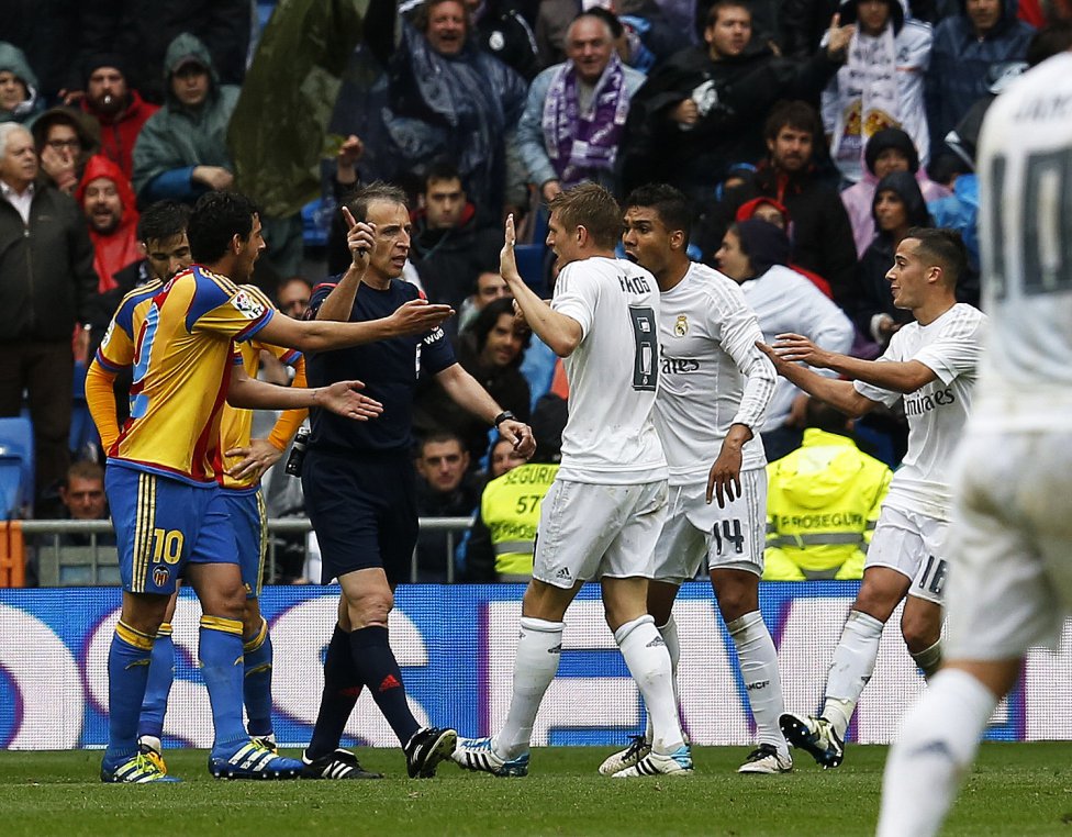 Benzema marca el segundo del Real Madrid con polémica. Al primer remate de Karim Benzema, el delantero estaba en fuera de juego, pero en la segunda jugada recibe la pelota de un jugador del Valencia. Fernández Borbalán finalmente dio el gol por válido.