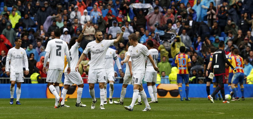 Benzema marca el segundo del Real Madrid con polémica. Al primer remate de Karim Benzema, el delantero estaba en fuera de juego, pero en la segunda jugada recibe la pelota de un jugador del Valencia. Fernández Borbalán finalmente dio el gol por válido.