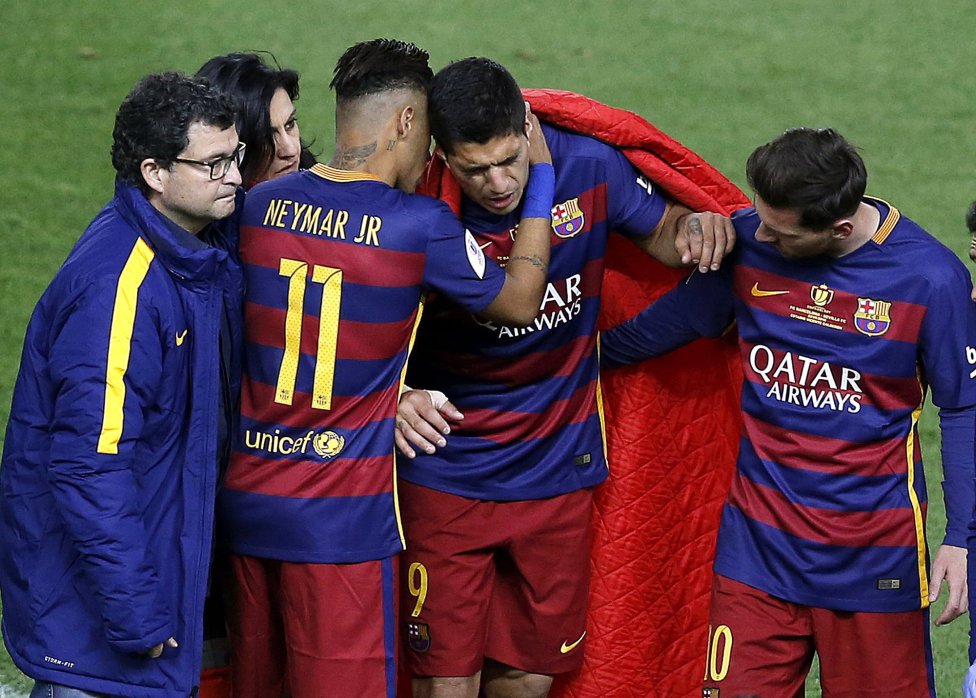 Los delanteros del FC Barcelona Neymar y Leo Messi, consuelan a su compa&ntilde;ero Lu&iacute;s Suarez que se tuvo que retirar lesionado durante la final de la Copa del Rey que Sevilla y FC Barcelona 