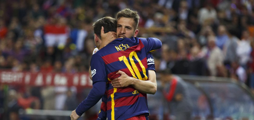 Jordi Alba autor del gol 1-0 celebrandolo con Messi 

