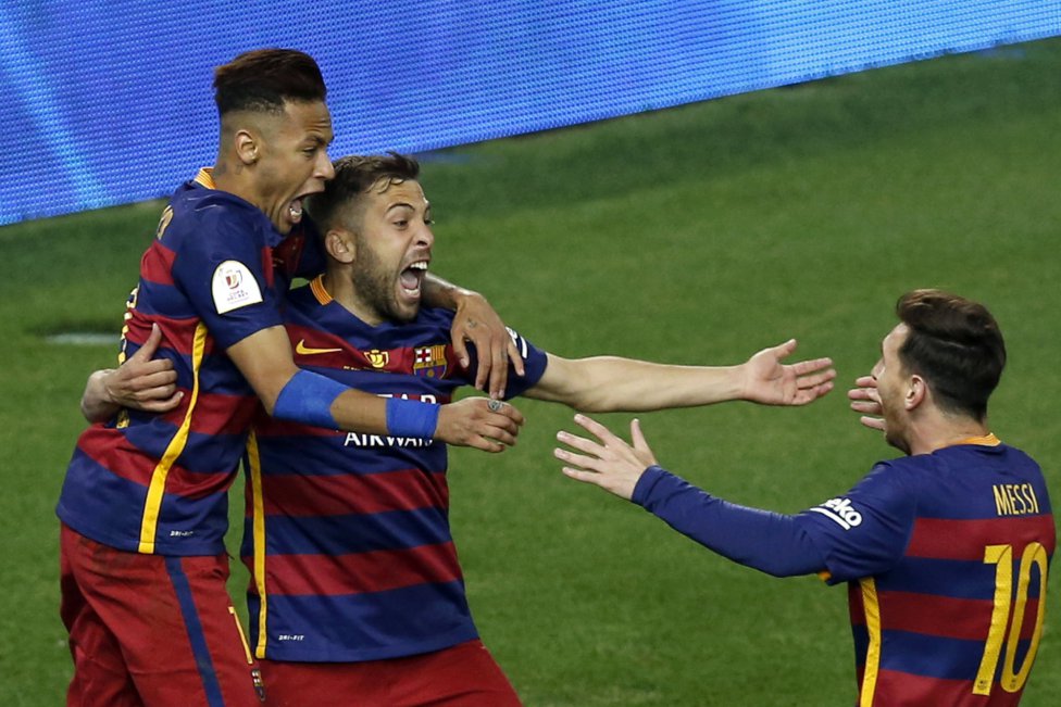 EL jugador del FC Barcelona Jordi Alba es felicitado por Neymar y Leo Messi tras marcar el 1-0 para su equipo en la prórroga de la final de la Copa del Rey que el Barcelona y el Sevilla 