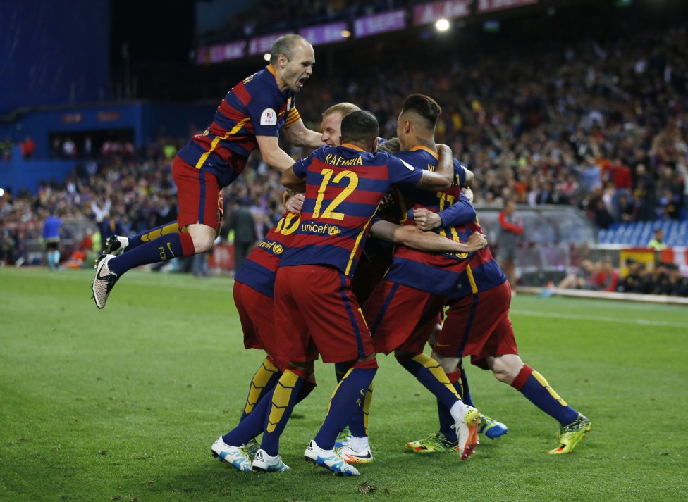 Los jugadores del Barcelona celebrando el gol 1-0 de Jordi Alba 