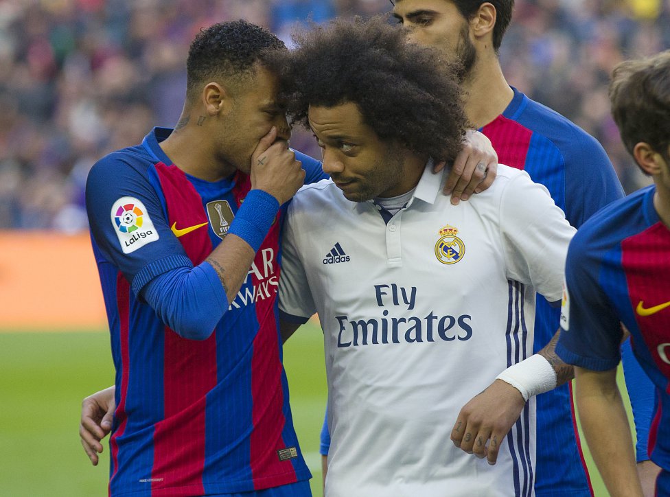 Neymar y Marcelo tras el Minuto de silencio por los jugadores y miembros del equipo técnico del Chapecoense.