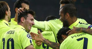 Messi es felicitado por sus compañeros tras marcar el segundo gol.