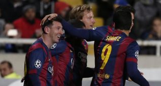 Los jugadores del Barcelona celebran uno de los tres goles de Messi.