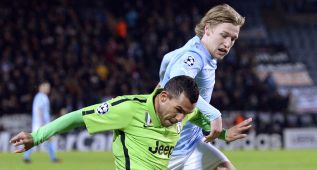 Juventus' forward Carlos Tevez (L) and Malmo's midfielder Emil Forsberg vie for the ball during to the UEFA Champions League group A football match Malmo FF vs Juventus at the Swedbank Stadion in Malmo, Sweden on November 26, 2014. AFP PHOTO/JONATHAN NACKSTRAND