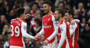 Arsenal's French striker Olivier Giroud (C)is congratulated by team-mates Arsenal's Spanish defender Hector Bellerin (L) and Arsenal's Welsh midfielder Aaron Ramsey (2R) after scoring the opening goal during the English Premier League football match between Arsenal and Aston Villa at the Emirates Stadium in London on February 1, 2015. AFP PHOTO / ADRIAN DENNIS RESTRICTED TO EDITORIAL USE. No use with unauthorized audio, video, data, fixture lists, club/league logos or "live" services. Online in-match use limited to 45 images, no video emulation. No use in betting, games or single club/league/player publications.