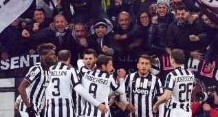 El jugador del Juventus Alvaro Morata celebra con sus compañeros después de anotar un gol.