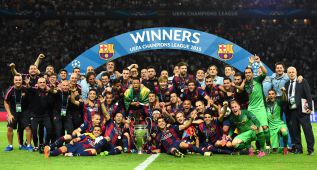 La plantilla y los técnicos del Barcelona, con la Champions