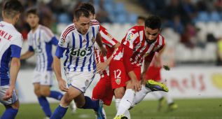 Chuli pelea un balón durante el Almería - Ponferradina
