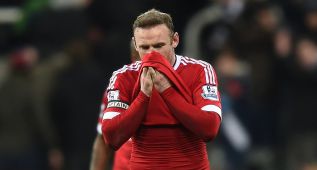 Rooney cabizbajo tras el empate del Newcastle pese a su doblete. 