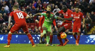 Jermain Defoe anota el definitivo 2-2 entre Liverpool y Sunderland.