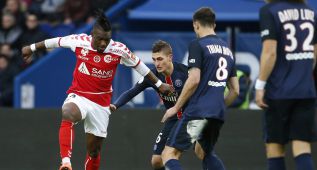 Thievy Bifouma defiende un balón ante Marco Verratti y Thiago Motta durante el partido de Ligue 1 entre el PSG y el Stade Reims que se disputa en el Parque de los Príncipes de París.