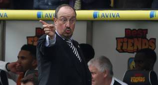 Newcastle Unitedx92s Spanish manager Rafael Benitez gestures during the English Premier League football match between Norwich City and Newcastle United at Carrow Road in Norwich, eastern England, on April 2, 2016.
 
  / AFP PHOTO / LINDSEY PARNABY