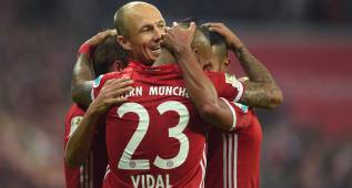 Robben se abraza con Vidal, Thiago y Lahm tras el gol. 