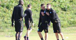 Mertens y Jorginho bromean en el entrenamiento del Nápoles en Estambul.