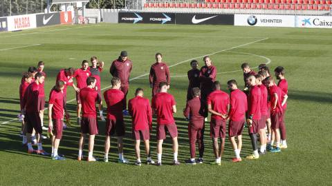Simeone, con su equipo antes de comenzar el entrenamiento.