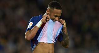 Neymar se lamenta tras un lance en el Barcelona-Málaga.