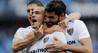 Sandro, felicitado por sus compañeros tras marcar un gol de falta en el Málaga-Deportivo.