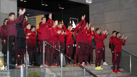 Los jugadores del Atlético aplauden a los aficionados que les esperaban a las puertas del hotel.