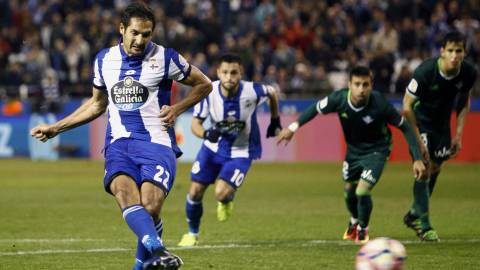 Celso Borges lanza el penalti que le da el empate al Deportivo de la Coruña contra el Betis en el partido aplazado de la jornada 21 de Liga Santander. 
