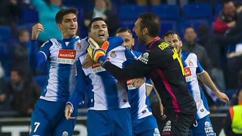 Reyes es felicitado tras culminar la remontada del Espanyol.