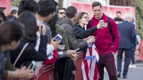 Fernando Torres con una aficionada antes de partir del Cerro rumbo a Málaga. 