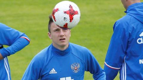 El centrocapista Aleksandr Golovin toca el balón durante un entrenamiento con la selección rusa.