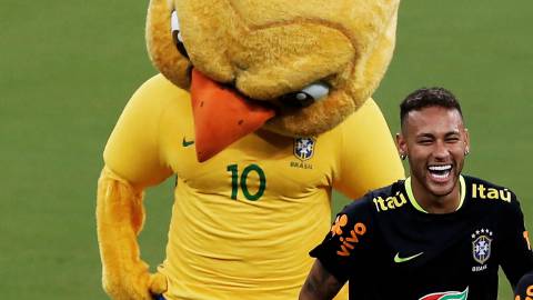 Neymar y el Canarinho, mascota de la selección brasileña de fútbol.