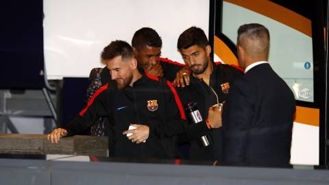 Messi y Luis Suárez, a su llegada ayer al hotel donde se hospedan en Madrid. El Barcelona se ejercitó ayer por la tarde y luego viajó.