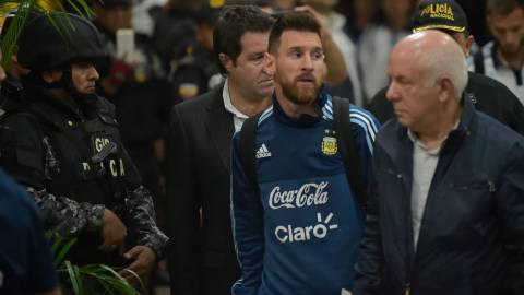 2.000 agentes velarán por la seguridad en Quito. Messi estuvo escoltado a su llegada.