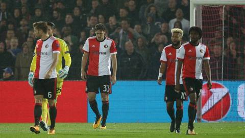 Los jugadores del Feyenoord, desolados tras encajar un gol ante el City.