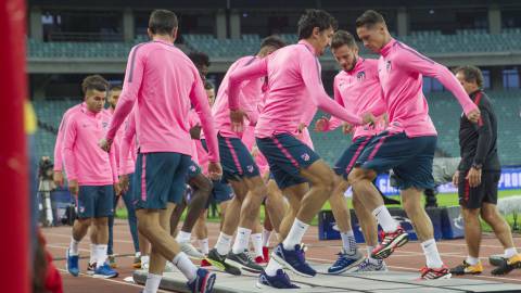 Savic, Torres y el resto de la plantilla trabajan ayer en el Olímpico de Bakú, sobre una plataforma, en el último entrenamiento antes del Qarabag-Atlético de Champions. 