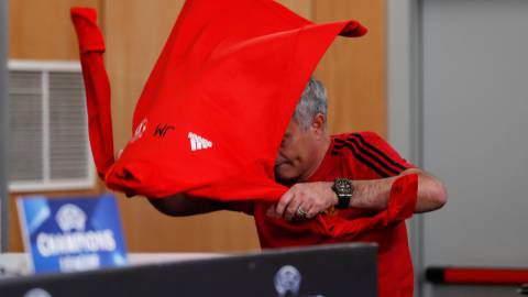 Mourinho entra en la sala de prensa de Da Luz.