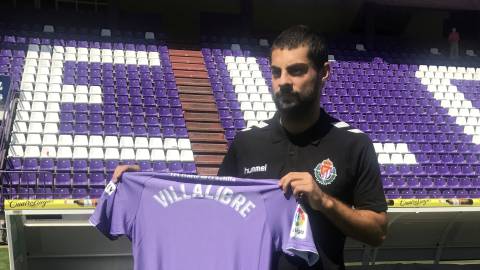 Villalibre posa con la camiseta del Valladolid. 
