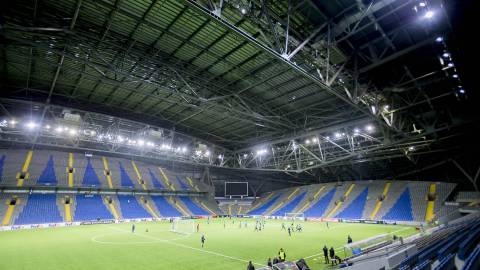 El Villarreal se entrenó ayer en el estadio de césped artificial donde se jugará el partido. Éste cuenta con techo retráctil para combatir las bajas temperaturas.