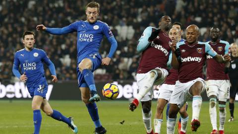 Leicester City's English striker Jamie Vardy (CL) vies with West Ham United's Senegalese striker Diafra Sakho (CR) during the English Premier League football match between West Ham United and Leicester City at The London Stadium, in east London on November 24, 2017. / AFP PHOTO / Ian KINGTON / RESTRICTED TO EDITORIAL USE. No use with unauthorized audio, video, data, fixture lists, club/league logos or 'live' services. Online in-match use limited to 75 images, no video emulation. No use in betting, games or single club/league/player publications.  / 