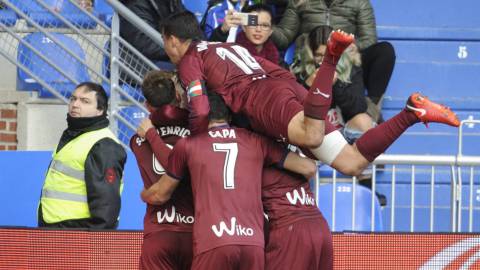 Los jugadores del Eibar celebran un gol. 