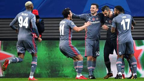 Los jugadores del Besiktas festejan el gol de Negredo.