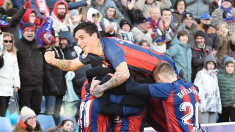 Los jugadores del Huesca celebran un gol. 